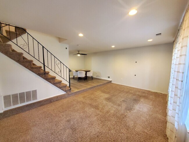 Foto del edificio - Spacious end-unit townhouse, with elegant kitchen, 3-bedrooms & attached garage