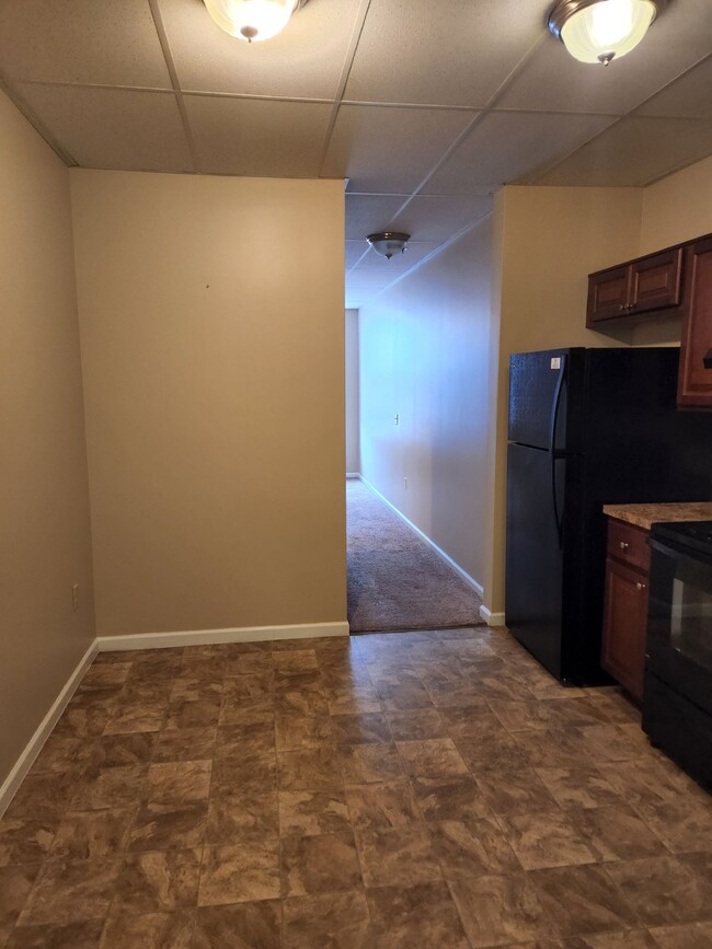 Building Photo - Simple & Updated Apt in Historic Downtown ...