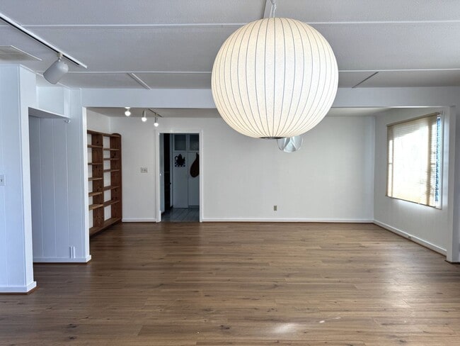 Building Photo - Aina Haina - Renovated 4 bedroom, 2 bath single family home