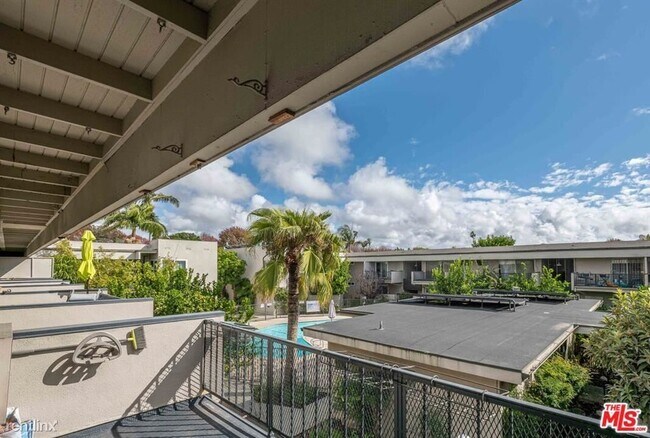 Foto del edificio - 3 br, 2 bath Condo - 3166 S Sepulveda Blvd...