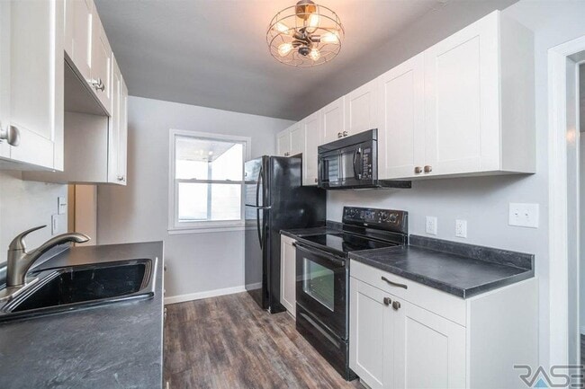 Building Photo - 2700 S Summit Ave