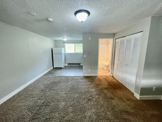 Building Photo - Freshly Updated Studio Apartment with Util...