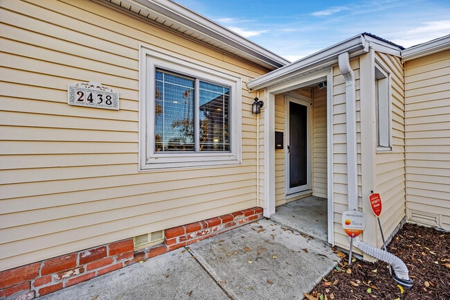 Foto del edificio - 2438 Upland Dr