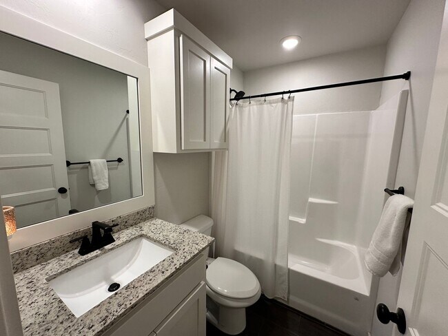 Foto del edificio - For Rent: 3 Bed, 2 Bath Home in Jones, OK ...