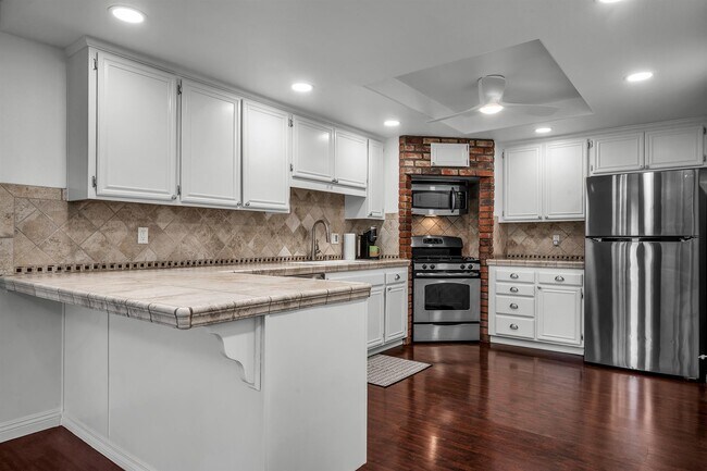 Kitchen with informal breakfast bar - 2655 Calle Abedul