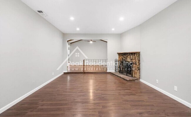 Foto del edificio - Updated 2bd/2ba Foothill Farms Duplex With 1 Car Garage