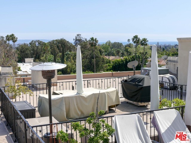Private Encloset Roof Top Patio - 11740 Sunset Blvd