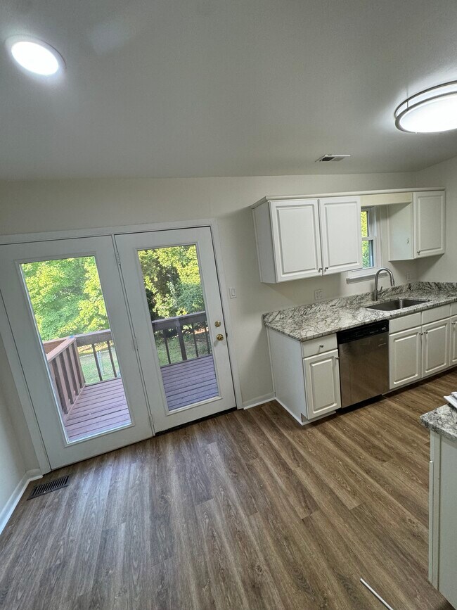 Kitchen walkout to deck - 933 Bancroft Pl
