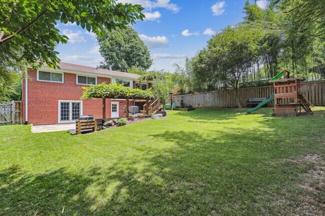 Foto del edificio - Awesome 4 Bedroom, 3 Full Bath Home in Clo...