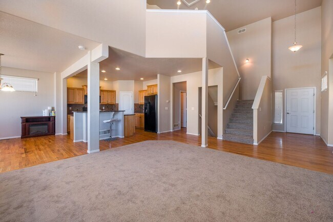 Building Photo - 4-Bed 4-Bath Home Located off of Drake in ...
