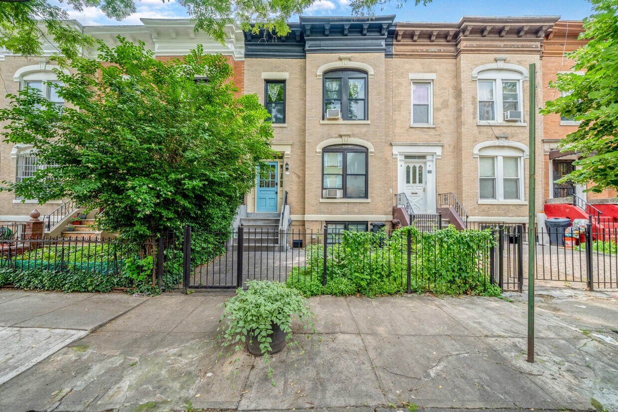 Primary Photo - 250 E 25th St