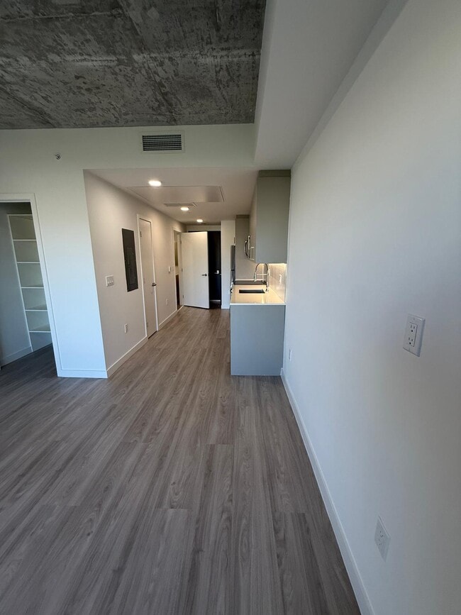 Building Photo - 1930 NW 1st Pl