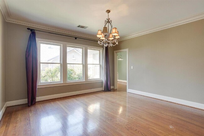 Foto del edificio - Charming home in Coveted Berkeley Place!