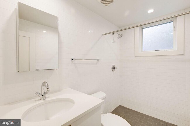 Foto del edificio - 215 Upshur St NW