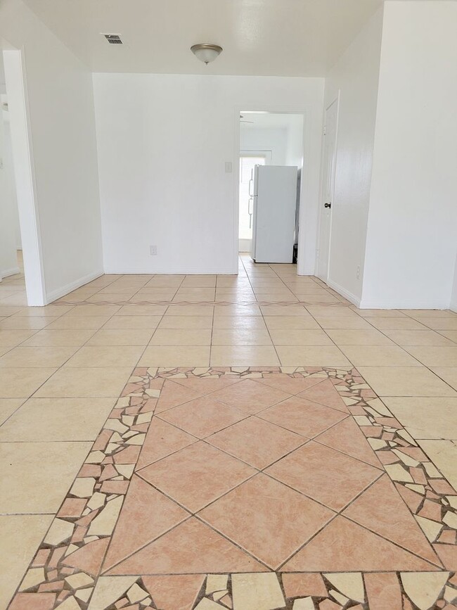 Building Photo - Alamo Ave.