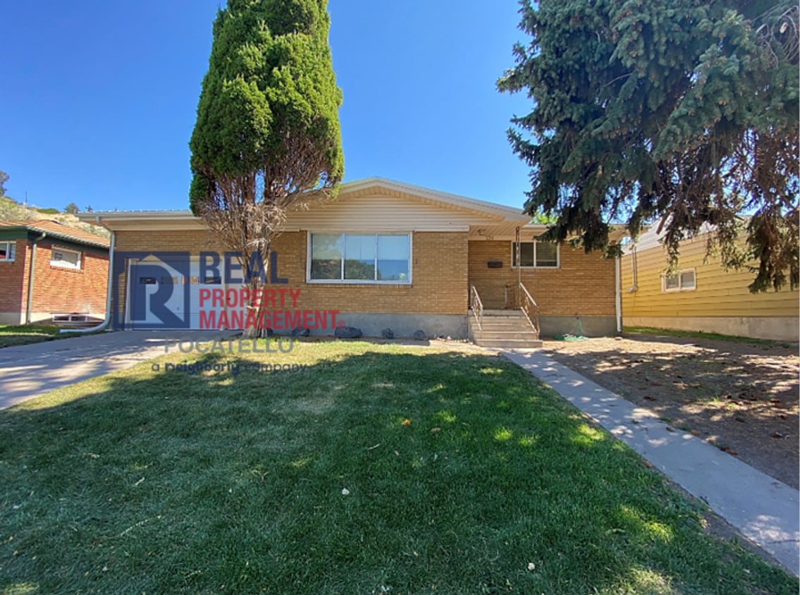 Primary Photo - 3 Bedroom 1 Bath Home - 1 car garage - PET...