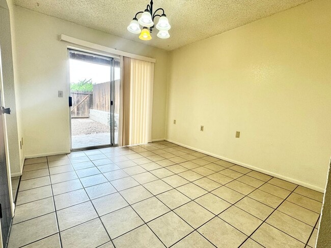 Building Photo - Two story unit move-in ready