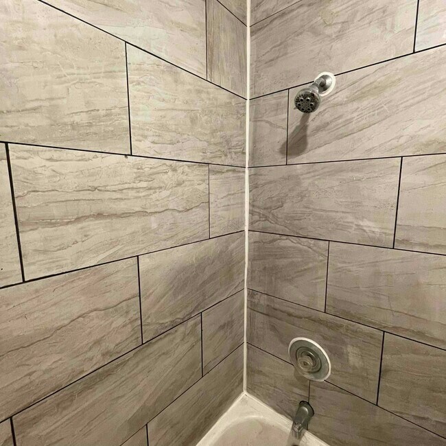 Azulejos nuevos en bañera/ducha - 2309 Split Rock Dr