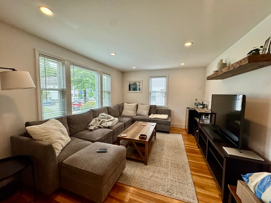 Foto principal - 177 Faneuil St