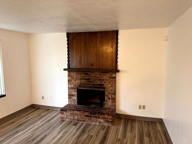 Building Photo - 2 Bedroom Duplex in Southwest Eugene