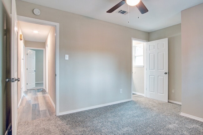 Building Photo - 2402 Ozark Dr