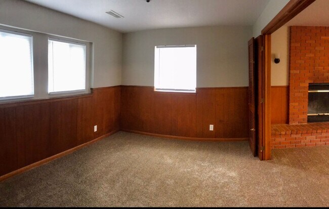 Foto del edificio - Beautiful 4 Bedroom 2 Bathroom Home