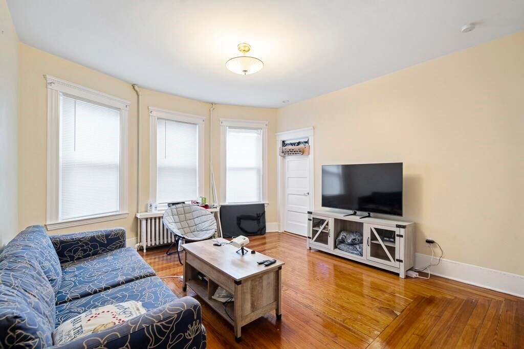 17 Dow St Unit 1, Somerville, MA 02144 Room for Rent in Somerville