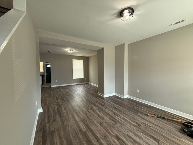 Foto del edificio - Renovated 2BR Home with Finished Basement ...