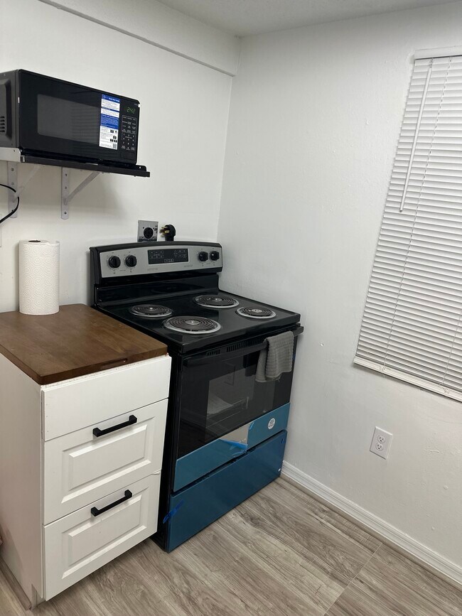 Electrodomésticos de cocina de tamaño completo - 645 W 12th St