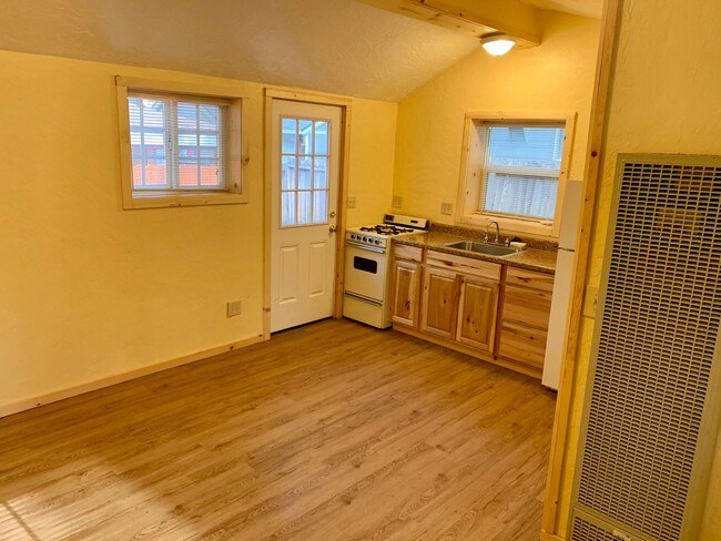 Building Photo - Sweet studio Cabin avail. April 24, 2024!!!