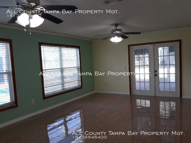 Foto del edificio - 7448 Loghouse Rd