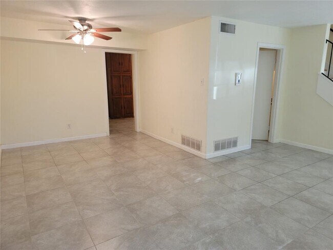 Building Photo - 906 S Weatherred Dr