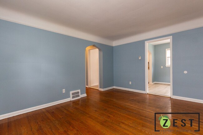 Building Photo - 3-BEDROOM 1-FULL BATHROOM -19980 Prairie D...
