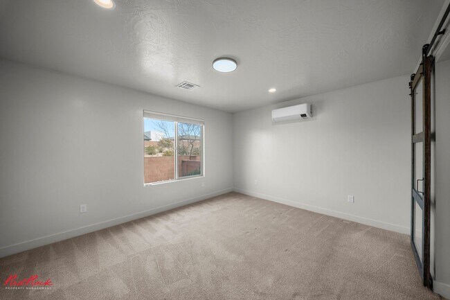 Foto del edificio - Move in Special! $300 of full first month's rent! Dog-Friendly 4 Bedroom Townhome in Desert Hollo...