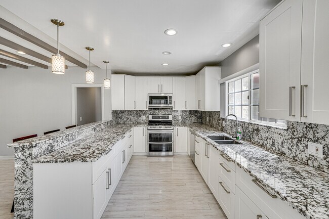 Building Photo - 6626 Moore Dr