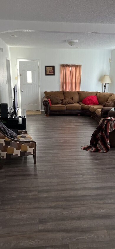 Foto del edificio - 3 Bed 1 Bath with Central AIr