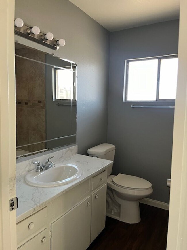 Foto del edificio - 737 Lilly Ln
