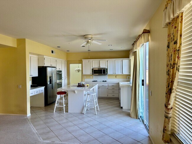 Building Photo - Welcome Home! 4 Bedroom with Canyon views