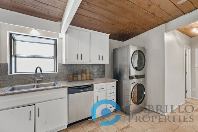 Foto del edificio - Gorgeous 5bd/3ba house walking distance to SDSU w/ Pool