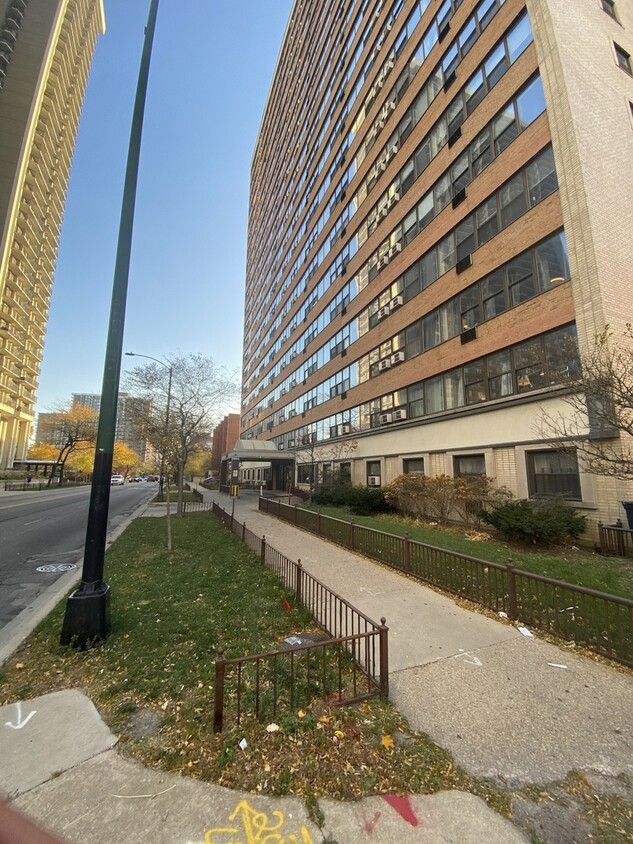 Foto principal - 6030 N Sheridan Rd