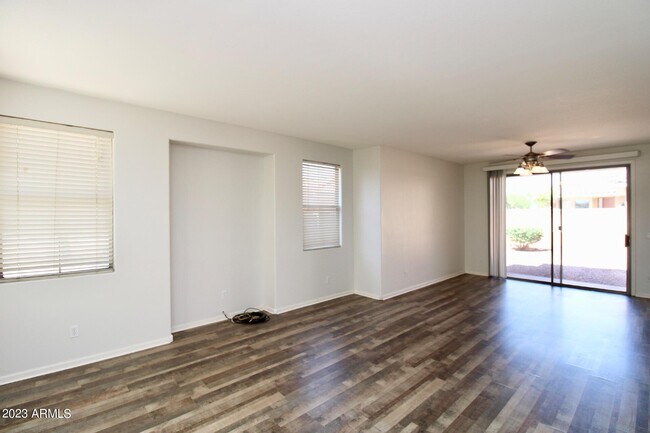 Foto del edificio - 13530 W Cypress St