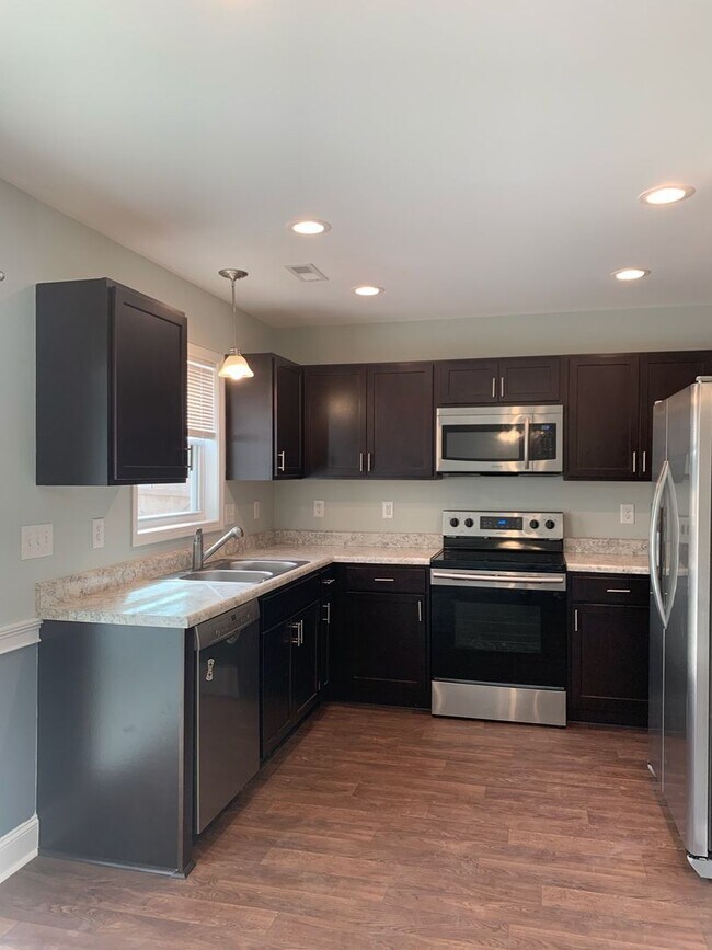 Foto del edificio - Townhome in Desirable Croatan Crossing Sub...