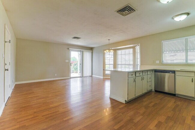 Foto del edificio - 1230 N Fraser Dr