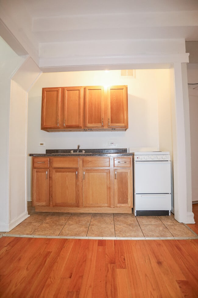 Building Photo - 7453 N Greenview Ave