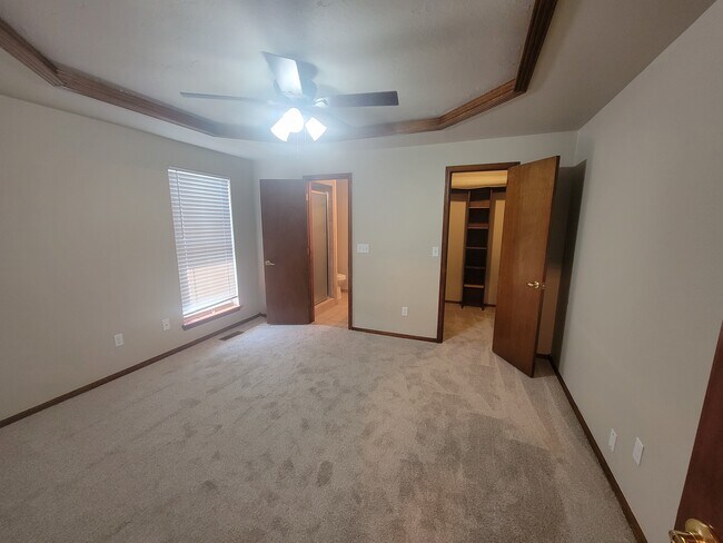 Building Photo - 813 Waterview Rd