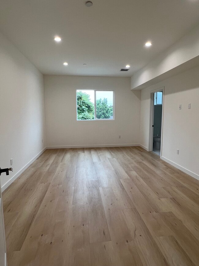 Master bed - 13620 Leadwell St