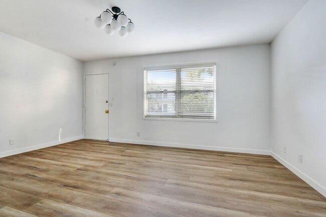 Building Photo - 300 California Ave