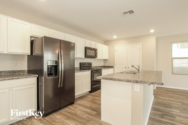 Foto del edificio - 16570 W Sierra St