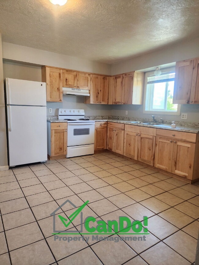 Building Photo - Available Mid-July Updated 3 bedroom, 1 ba...