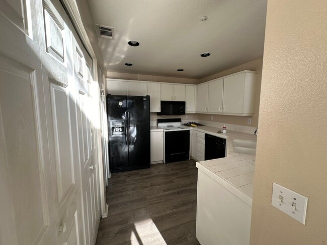 Building Photo - 2 bed 2 bath TOWNHOME CORONA HILLS